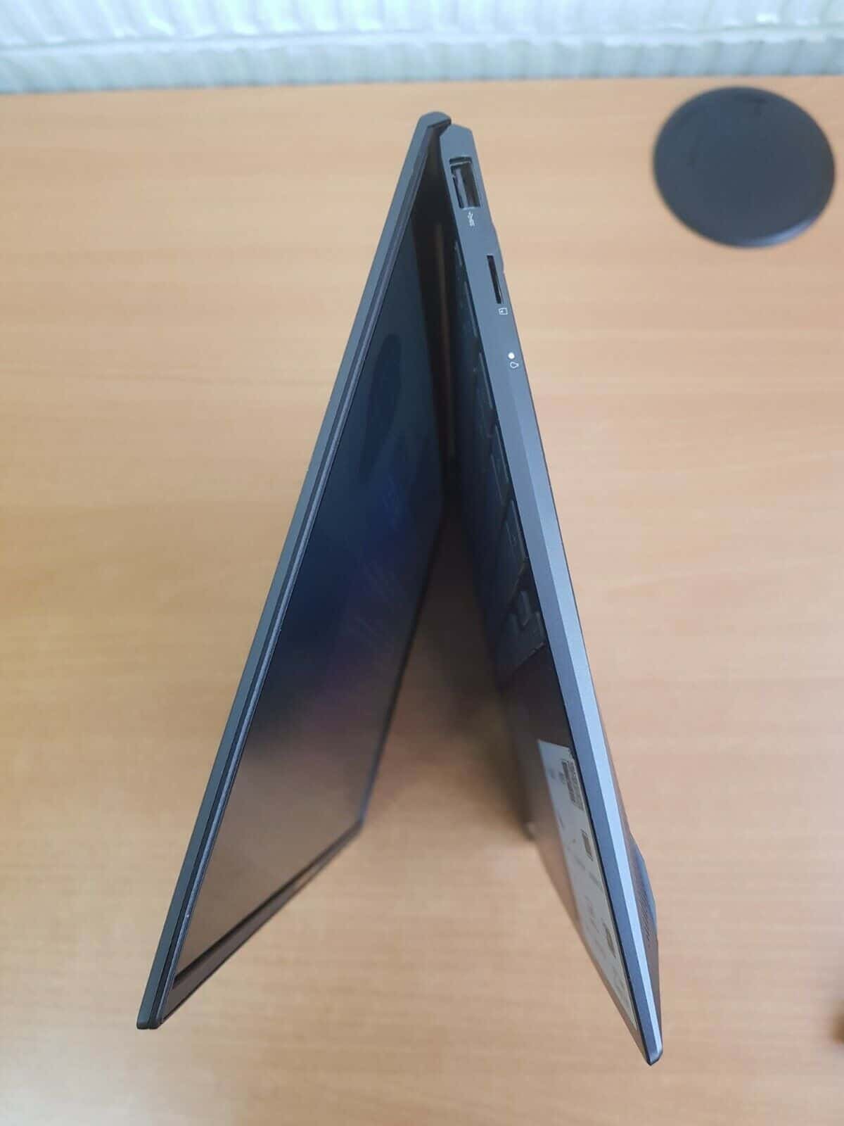 ZenBook 14 UX425J отстрани