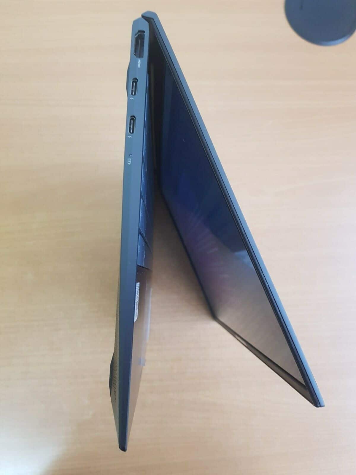 ZenBook 14 UX425J страничен поглед